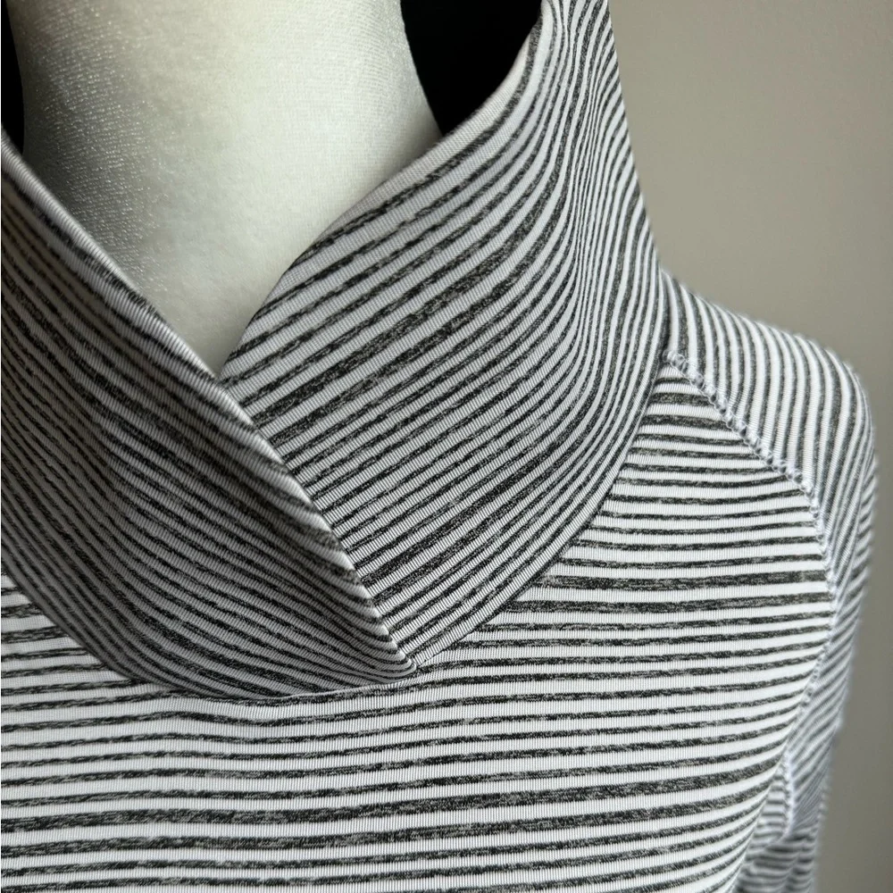 Under Armour Zinger Women's Pullover Wrap‎ Neck Long Sleeve Shirt Size Small